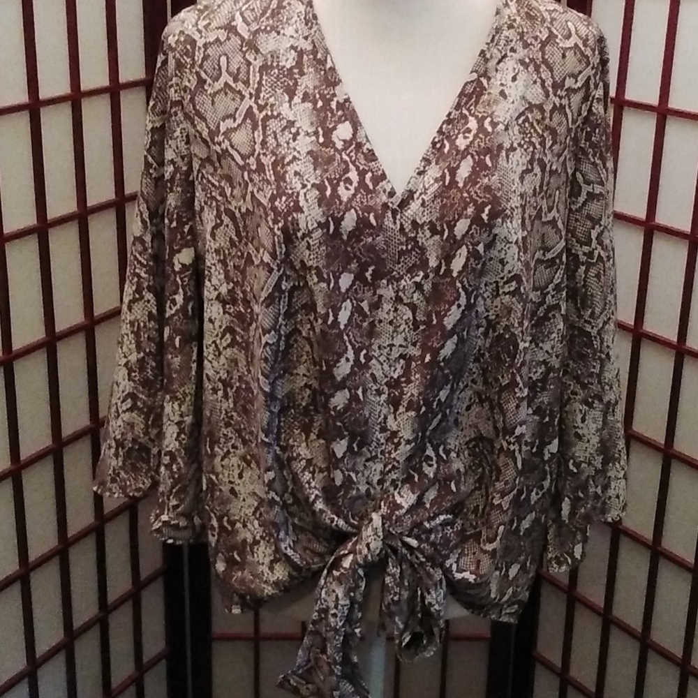 NEW W/O TAGS SNAKE SKIN PRINT BLOUSE